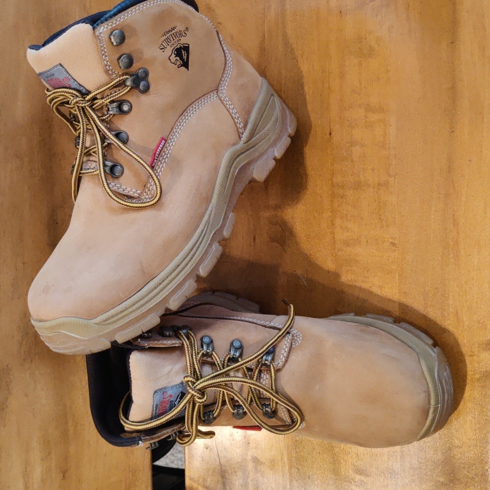 Herman Survivor wheat  safety toe water proof boots men's size 7 woman's 9.5